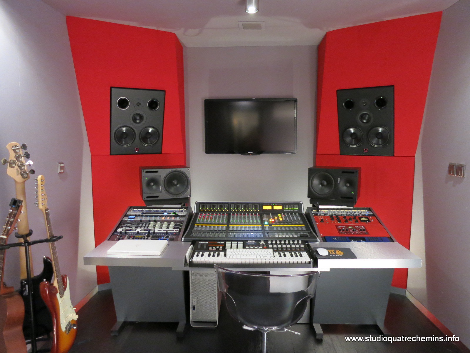 Homestudio avec cabine d'enregistrement et console de mixage