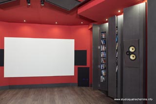 Mur latéral. Meubles acoustiques permettant le stockage de DVD